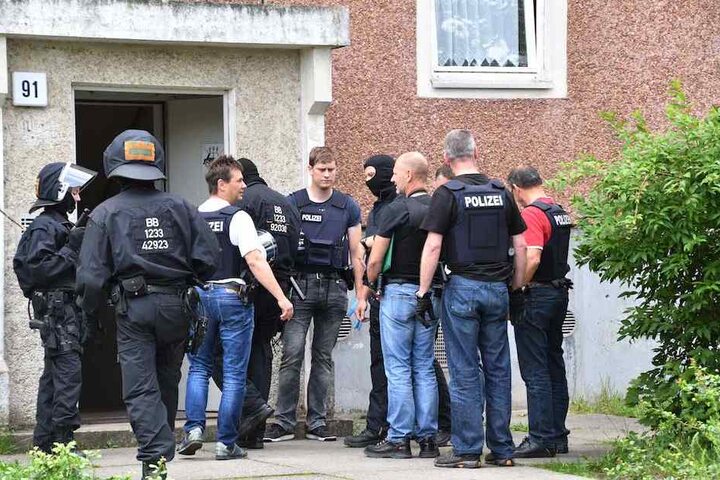 Polizeibeamte besprechen sich vor der Tür des Flüchtlingsheimes.