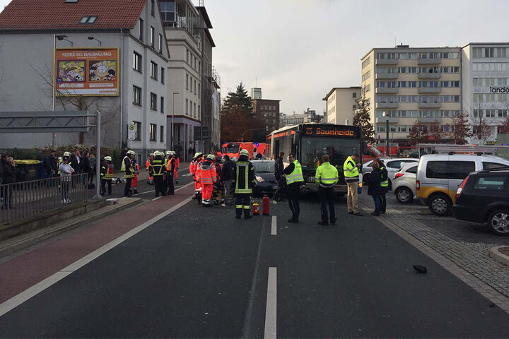 Zahlreiche Notärzte und Rettungskräfte rückten bei dem Unfall an.