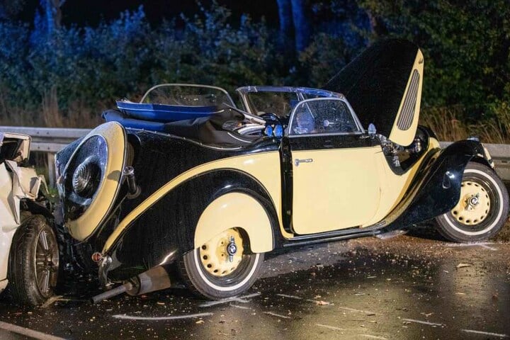 Der Oldtimer wurde gegen die Leitplanke gedrückt.