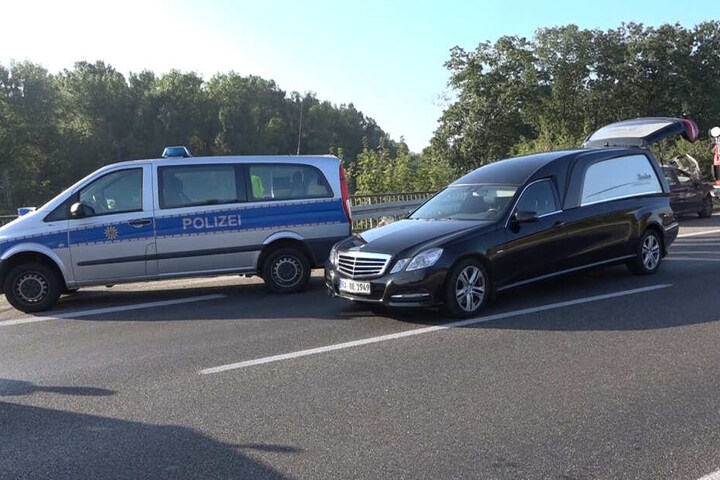 Mit dem Leichenwagen wurde der tödlich verletzte Beifahrer abgeholt.