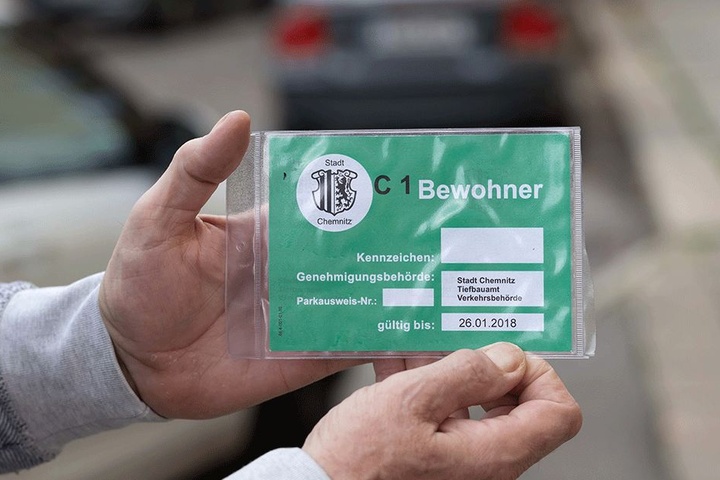 Solche Parkausweise erhalten Anwohner.