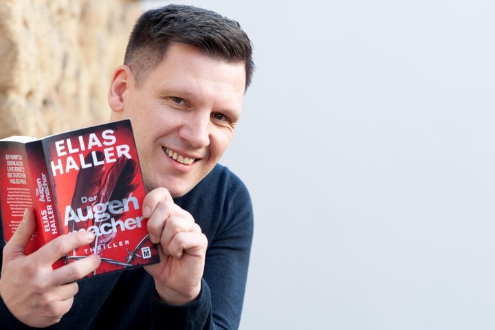In seiner Freizeit schreibt Elias Haller Krimis, die sich bei Amazon super verkaufen.