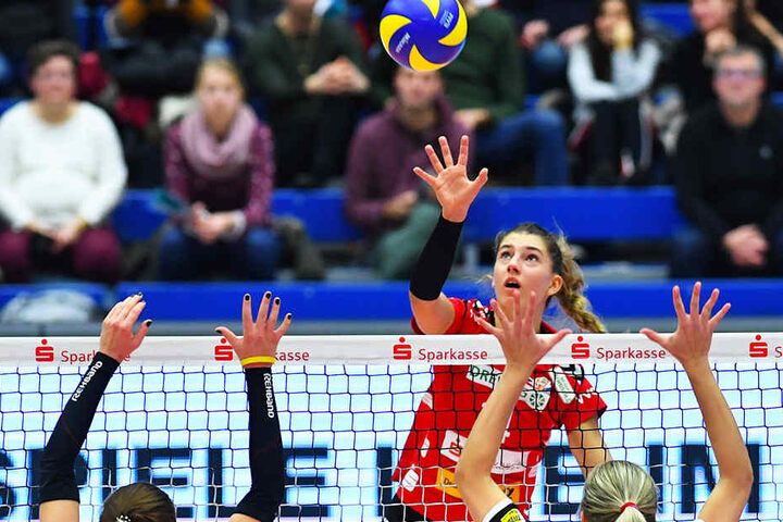 Nikola Radosova im Angriff gegen Potsdam.