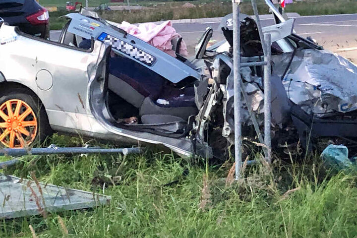 Bei einem schweren Unfall auf der Staatsstraße 2056 in Bayern wurden mehrere Menschen verletzt.