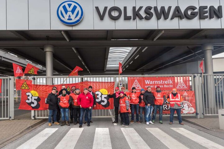 Warnstreik der IG Metall bei der Volkswagen Sachsen GmbH in Zwickau.