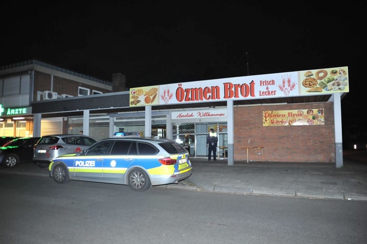 Polizisten bei der Durchsuchung der ehemaligen Bäckerei.