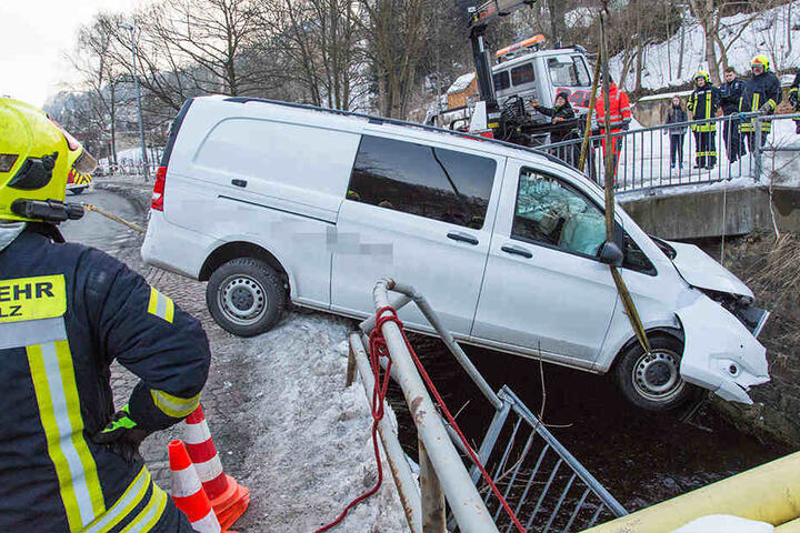 Für die Bergung musste die Talstraße voll gesperrt werden,
