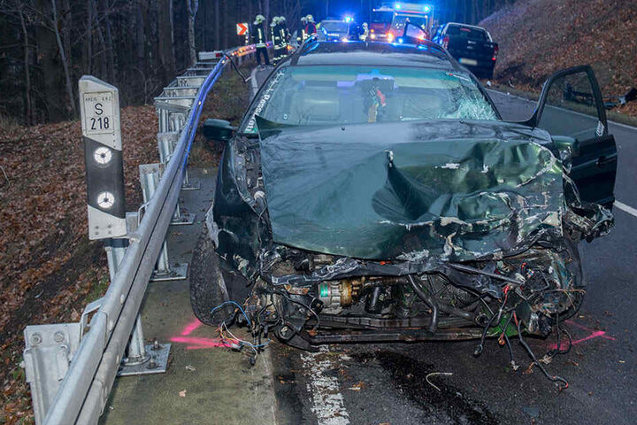 Der VW wurde bei dem Unfall völlig demoliert.