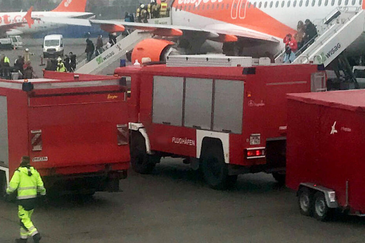 Die Flughafen-Feuerwehr hielt sich bereit, musste aber zum Glück nicht eingreifen. (Symbolbild)