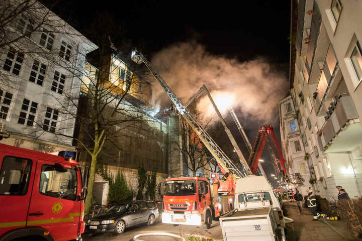 Die Feuerwehr ist seit dem späten Sonntagabend im Großeinsatz.