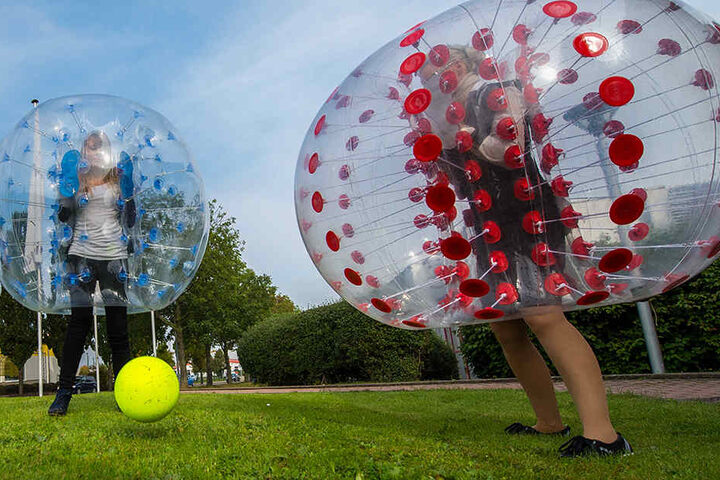 Gespielt wird übrigens mit dem gelben Ball. Den großen durchsichtigen Ball zu treten ist tabu.
