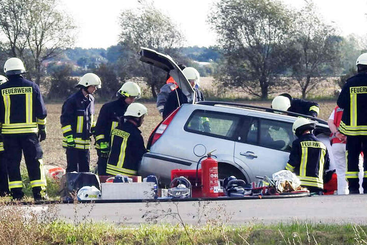 Rettungskräfte mussten den schwer verletzten Mann aus seinem Ford befreien.