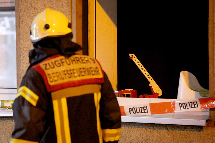 Ein Feuerwehrmann schaut sich den Brandort noch einmal an. (Symbolfoto)