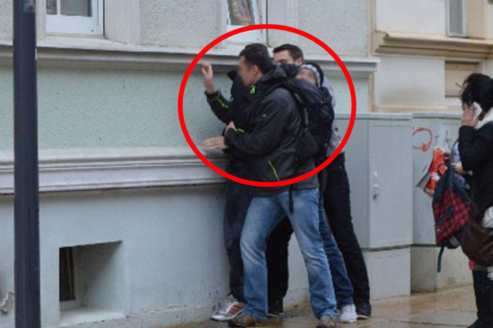 Die Görlitzer verfolgten den 26-Jährigen bis in die Salomonstraße und pressten ihn dort, bis zum Eintreffen der Polizei, gegen eine Wand.