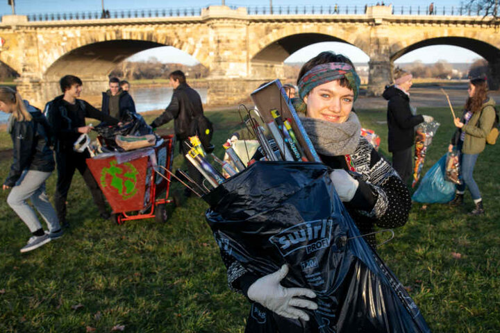 Schülerin Juliane Schnur (17) schnürte mit ihren Mitstreitern der "Fridays for Future"-Bewegung an den Elbwiesen mehr als 100 Säcke Müll.