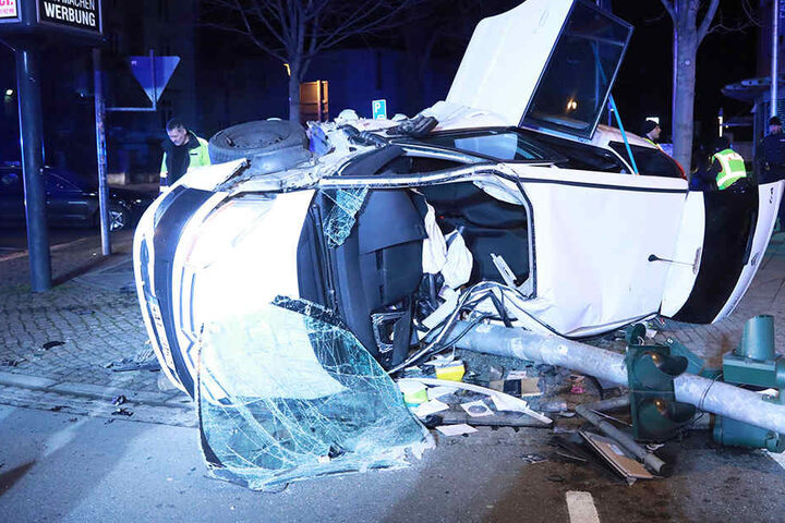 Der Fahrer wurde in seinem Fahrzeug eingeklemmt. Eine Ampelanlage am Unfallort ist nun Schrott.