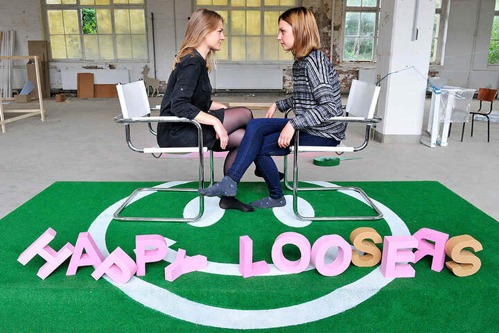 Vera Jakubeit und Charlotte Krenz testen das Spiel „Happy Loosers“ bei den Begehungen 2015.