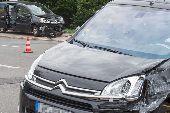 Die beiden Citroen Transporter wurden stark beschädigt.