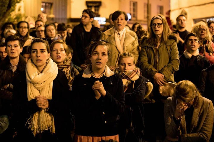 Die Menschen vor der Kirche können das Unglück nicht fassen.