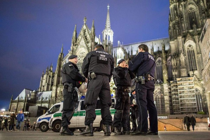 Polizisten am Kölner Dom.