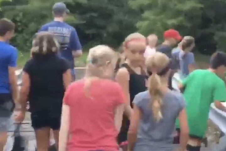 Die Schüler waren rechtzeitig auf eine Brücke geflüchtet.