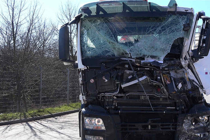 Die Vorderfront des Betonpumpen-Lkw wurde schwer beschädigt.