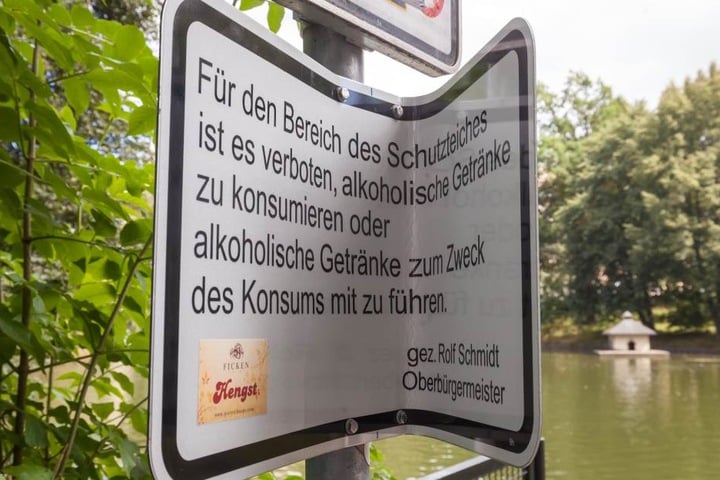 Am Schutzteich gab es 2015 bereits ein Alkoholverbot. Eines der Hinweisschilder wurde hier demoliert.