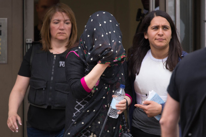 Polizisten führen in London eine Frau ab, die im Zusammenhang mit dem Terroranschlag in London festgenommen wurde.