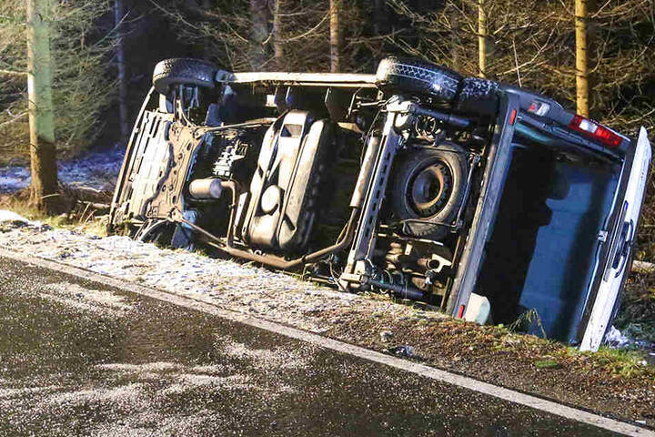 Offenbar hat Straßenglätte zu dem schweren Unfall geführt.