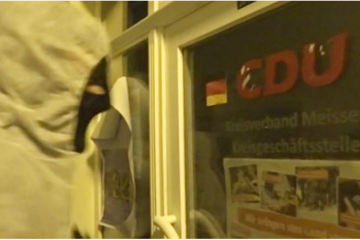 Die Aktivisten waren auch mit schwarzen Skimasken vermummt.