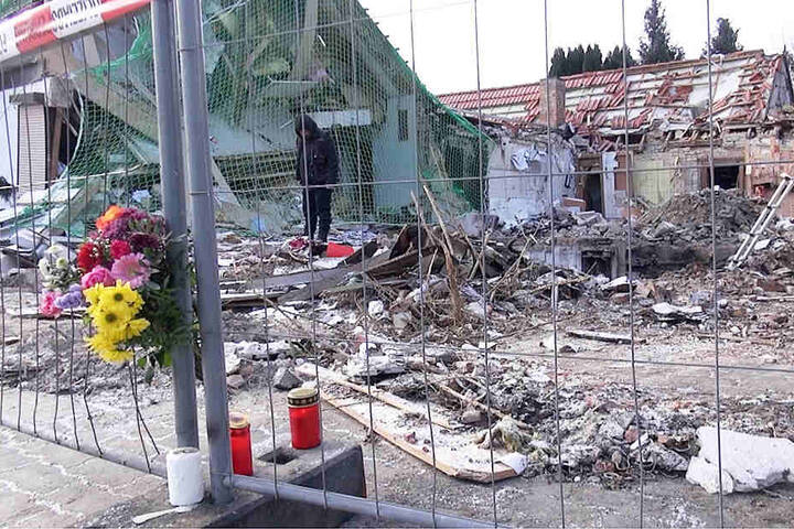 Blumen und Grablichter erinnern an den Toten (84), den Einsatzkräfte im Keller des explodierten Hauses fanden.