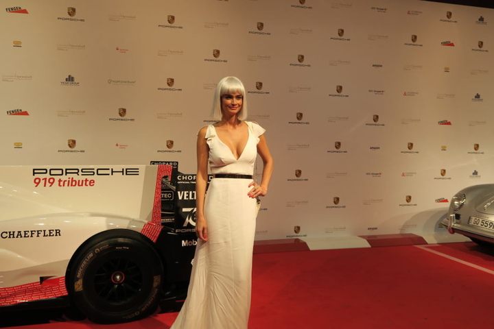 Model Shermine Shahrivar zog die Blicke mit ihren platinblonden Haaren auf sich.