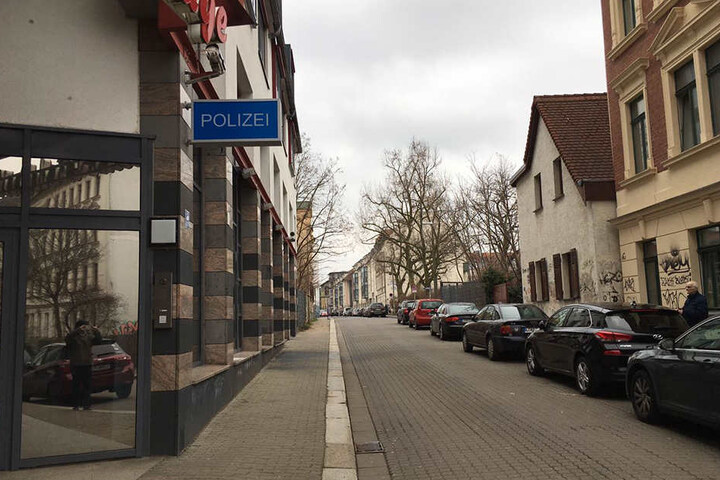 Die schwarze Farbe ist meterweit auf die Straße gespritzt und hat ein parkendes Auto auf der gegenüberliegenden Seite getroffen. Darauf sind noch Farbspritzer zu sehen.