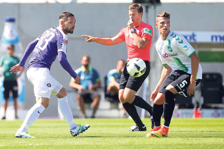 Eine Szene aus dem Vorjahr: Fürth mit Nicolai Rapp (r.) gewann gegen Aue mit Christian Tiffert (l.) 3:2. Rapp spielt jetzt mit Tiffert in Aue.Hinter dem Einsatz des Altmeisters steht noch ein Fragezeichen.