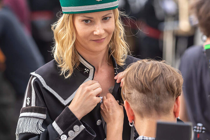 Vorbereitung auf den nächsten Take: Schauspielerin Teresa Weißbach (38) wird verkabelt.