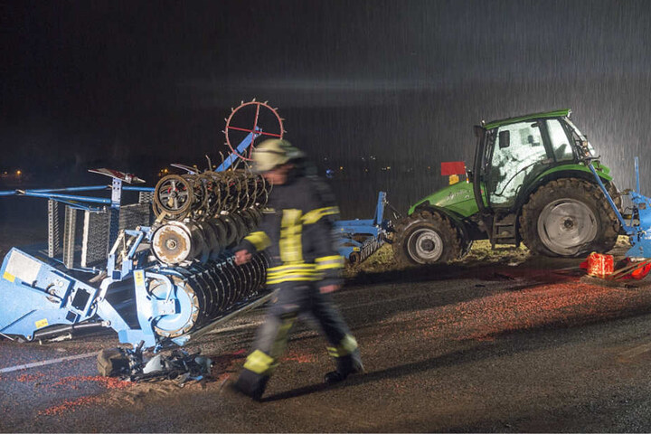Das Foto zeigt den Traktor und die Sämaschine, welche an dem Unfall beteiligt waren.