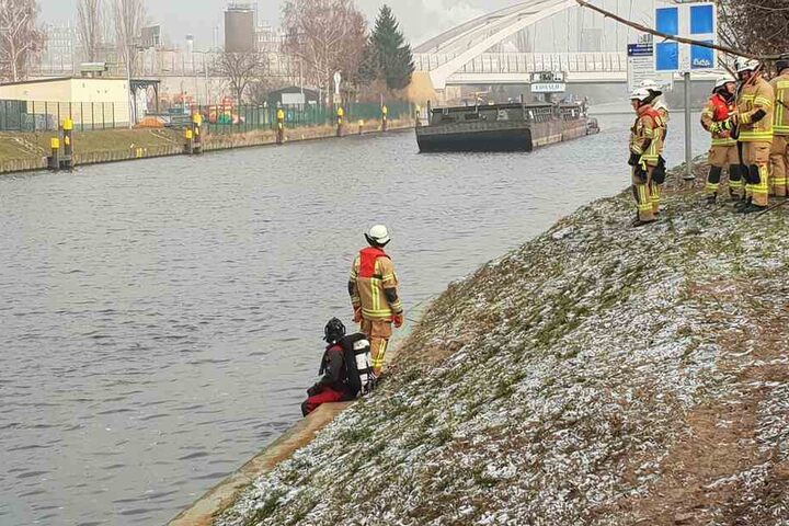 Die Einsatzkräfte erblicken am Ufer des Teltow-Kanals ein Güterschiff, aber kein schwimmendes Auto.