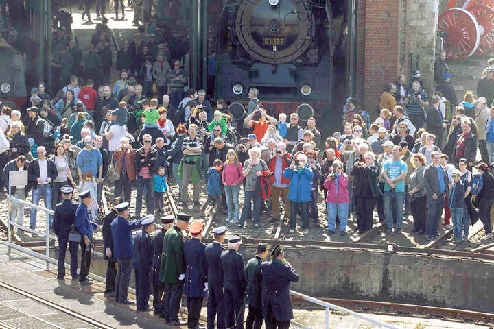 Vorsicht an der Lok-Drehscheibe: Beim 10. Dampfloktreffen ist noch bis Sonntagabend Volksfeststimmung angesagt.