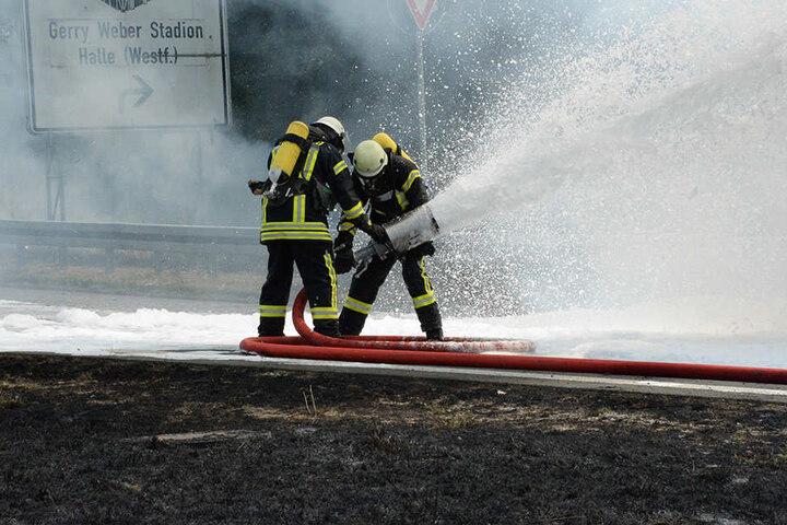 Mit einem Schaumrohr löschten die Feuerwehrmänner den Lkw.