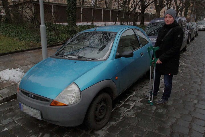 Dana S. (45) zeigt die Beulen am Auto. Die Frontscheibe musste die
Krankenschwester komplett erneuern lassen.