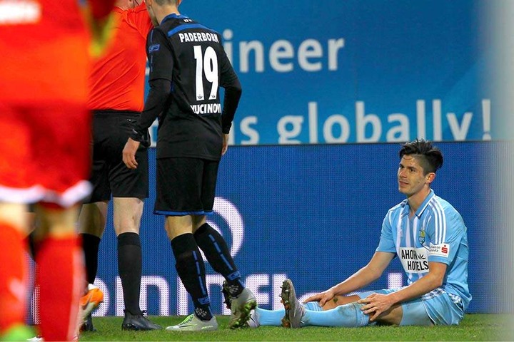 Ungläubig schaut Dennis Mast, als ihm Referee Steffen Mix die rote Karte zeigt. Zum ersten Mal in dieser Saison wird Mast fehlen.