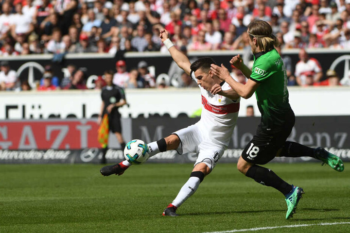 Stuttgarts Erik Thommy (l.) im Zweikampf mit Hannovers Iver Fossum.