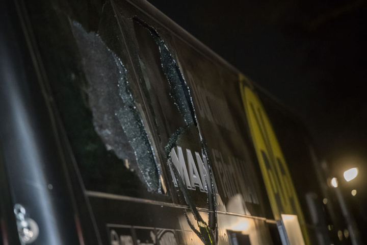Am Bus sieht man deutlich die Spuren des schlimmen Anschlags.