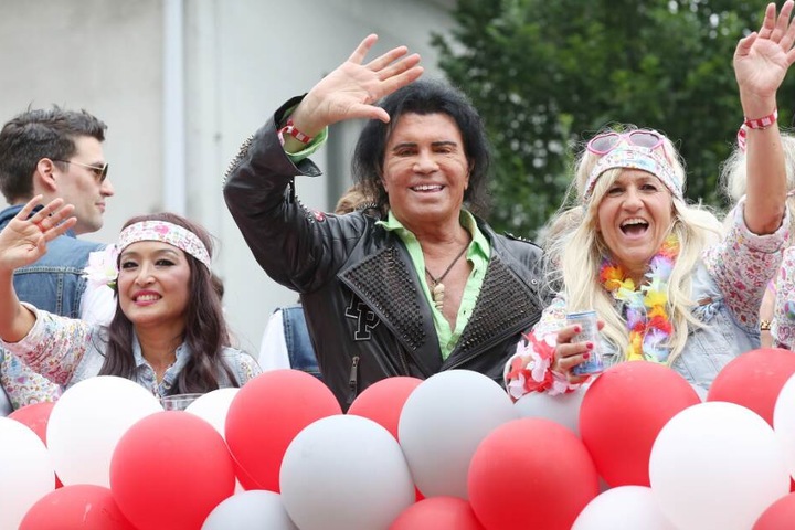 Costa Cordalis fuhr gerne auf den bunten Trucks der Parade mit.