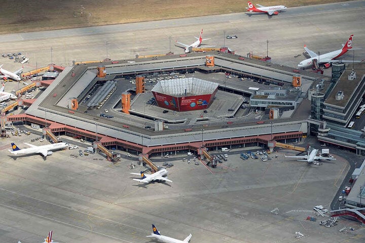 Geht es nach den Berlinern, soll der Flughafen Tegel auch nach der Eröffnung des BER offen bleiben. Der Senat plädierte vor dem Volksentscheid für eine Schließung.