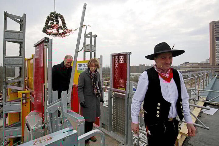 Kölns Oberbürgermeisterin Henriette Reker (parteilos, m) mit dem Architekten Felix Waechter (l) und Zimmermann Semir Husic.