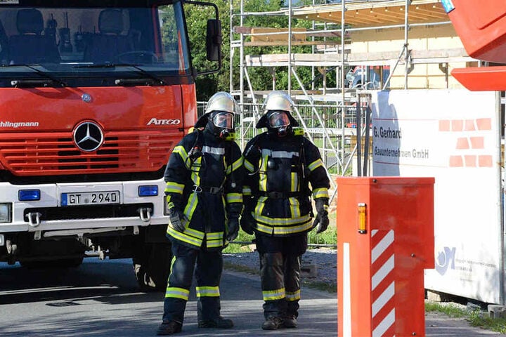 Die Feuerwehrmänner wurden zur ihrer eigenen Sicherheit mit Atemschutzgeräten ausgestattet.