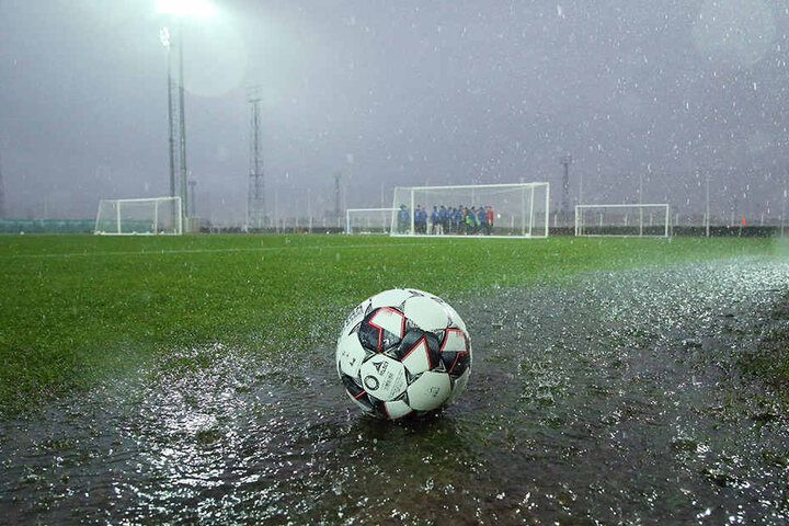 Auf dem Platz bildeten sich große Pfützen - Fußball war nicht mehr möglich.