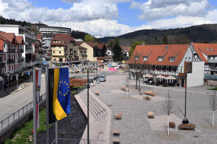 Blick auf den Rathausplatz in Bad Herrenalb.