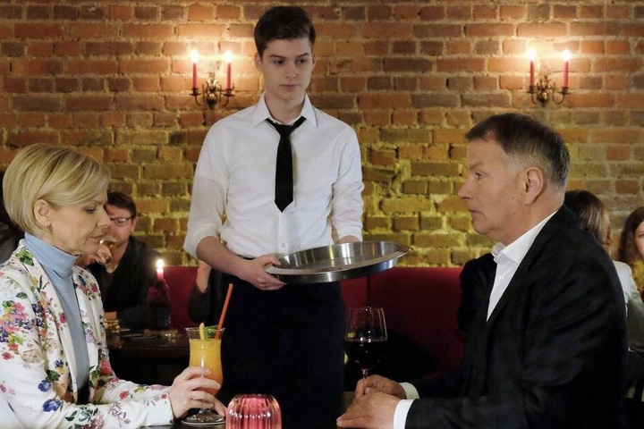 Sarah Marquardts Sohn Bastian jobbt in einer Leipziger Bar und wird entdeckt.